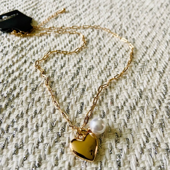 NWT! 🤎Beautiful golden chain necklace with faux pearl and puffed heart pendants - Picture 14 of 15